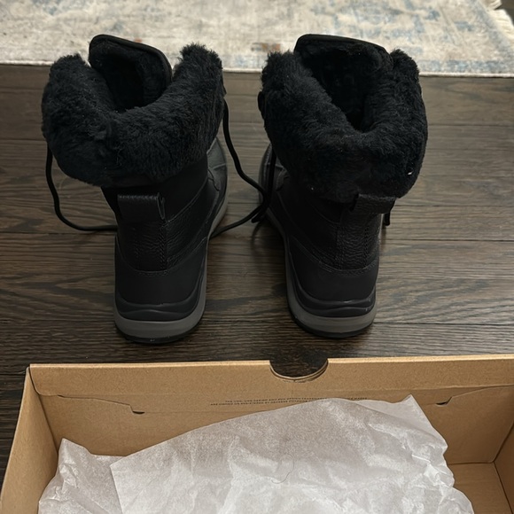 UGG women’s Adirondack Boot III. Size: 6.5. Waterproof. - Picture 3 of 9